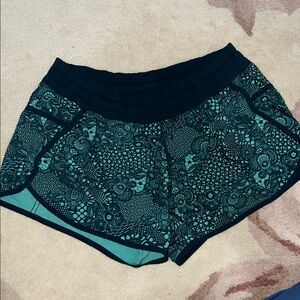 Lululemon Tracker Short IV
Pretty Lace Bali Breeze / Alberta Lake